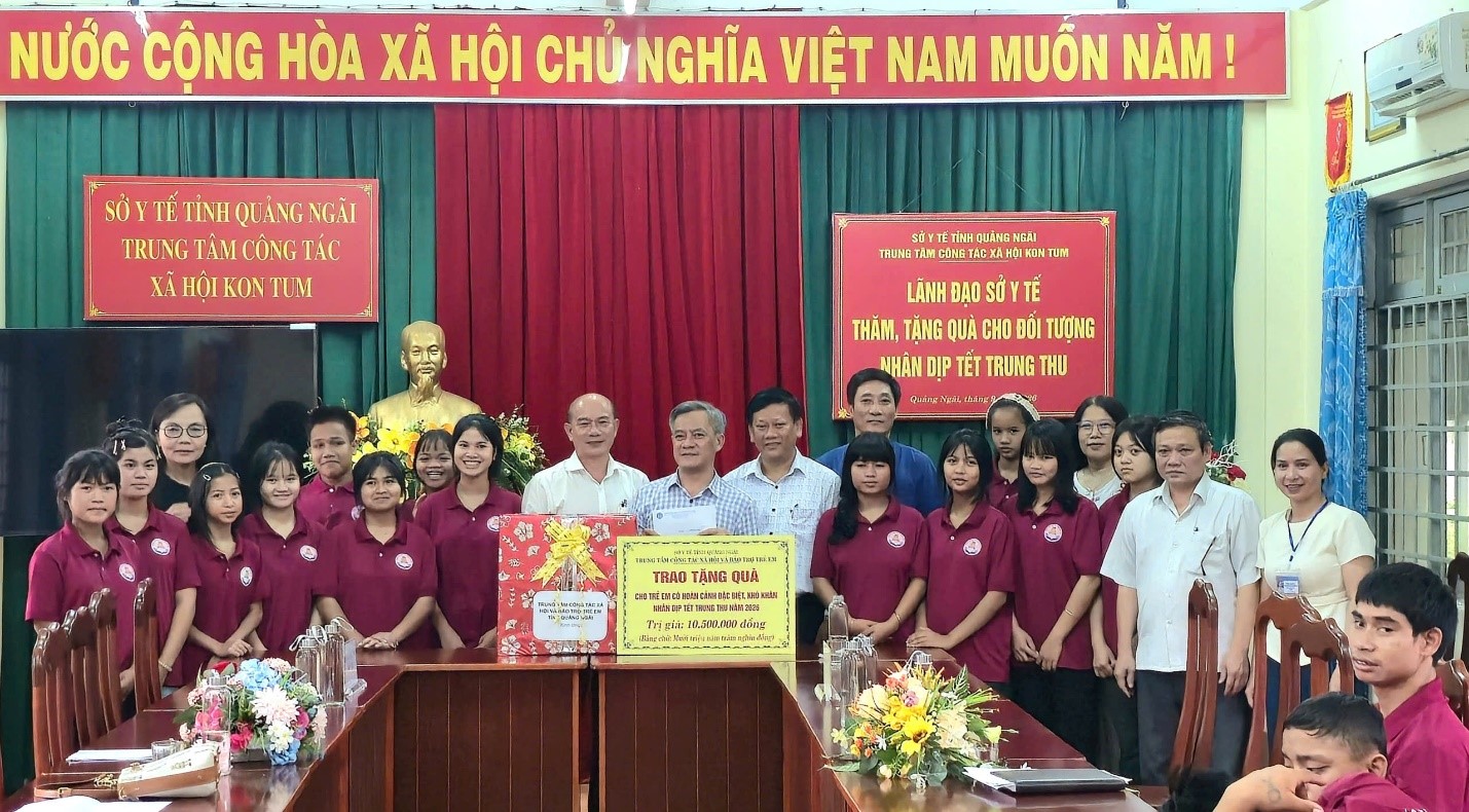 Sở Y tế tỉnh Quảng Ngãi thăm, tặng quà trẻ em tại các cơ sở trợ giúp xã hội nhân dịp Tết Trung thu