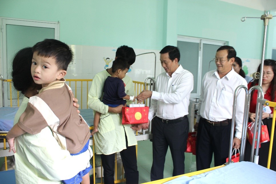 Giám đốc Sở Y tế thăm, tặng quà trung thu cho bệnh nhân Nhi đang điều trị tại BVĐK Quảng Ngãi 2, ĐKKV